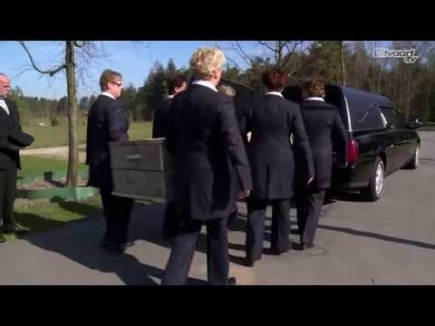 Video: Waarom Gooien Ze Bij Een Begrafenis Een Handvol Aarde Op De Kist?