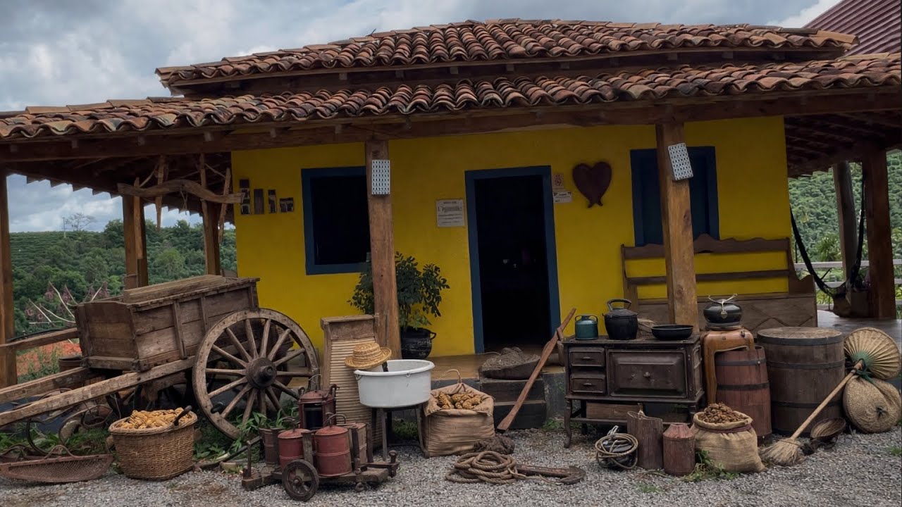 INTERIOR DE MINAS GERAIS, NA CASA AMARELA A LEMBRANÇA TRAZ SAUDADE DAS COISAS QUE NÃO VOLTAM MAIS.