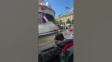 بصوت شجي فنان سوداني يترنم بحب الوطن في شوارع العاصمة باريس 