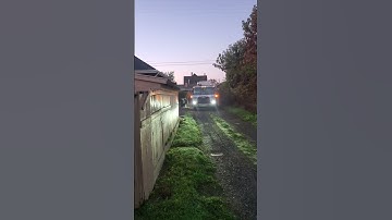 garbage truck in an alley! #garbagecollection #garbagetrucks #shorts