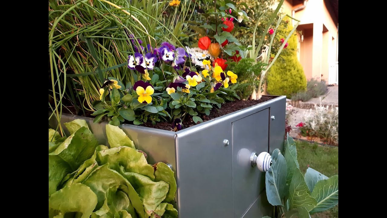 Vertika, le potager composteur qui tient sur un balcon - fleursdubien.fr