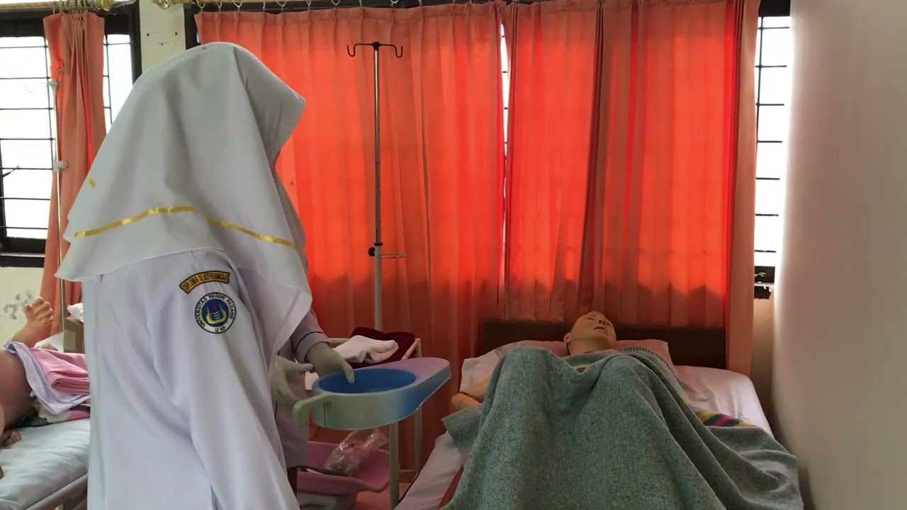 Membantu Pasien BAB dan BAK di tempat tidur