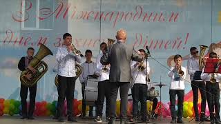 Дитячий духовий камерний оркестр виступає з козацьким маршем