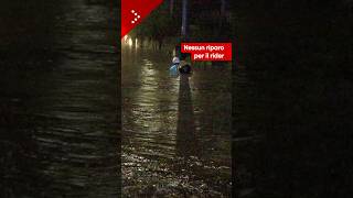 Violento temporale su Milano, rider guada un sottopasso allagato con l'acqua che arriva alle spalle