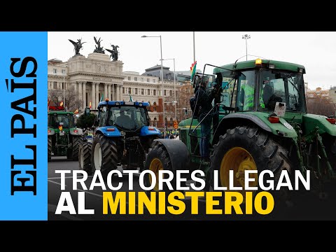 ESPAÑA | Una quincena de tractores protestan en la sede del Ministerio de Agricultura | EL PAÍS