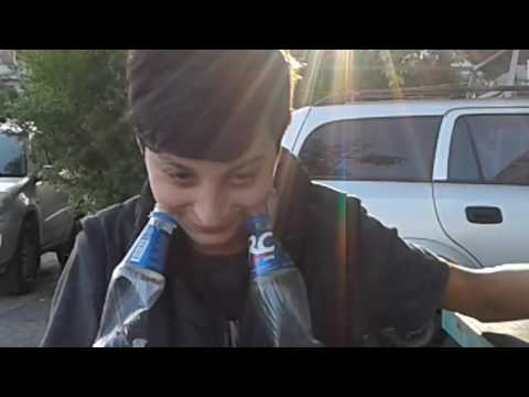 არსიკოლის ბოთლები ლოყებზე