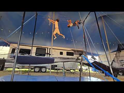 El sueño de un niño de circo es ser trapecista.