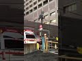駐車禁止エリアに車両が停まっており右折できずバックする病院救急車
