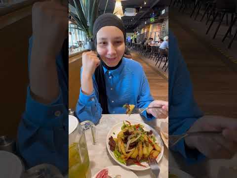Муж исполняет капризы беременной. Сегодня я захотела фри с мясом, муж сразу отвез в заведение