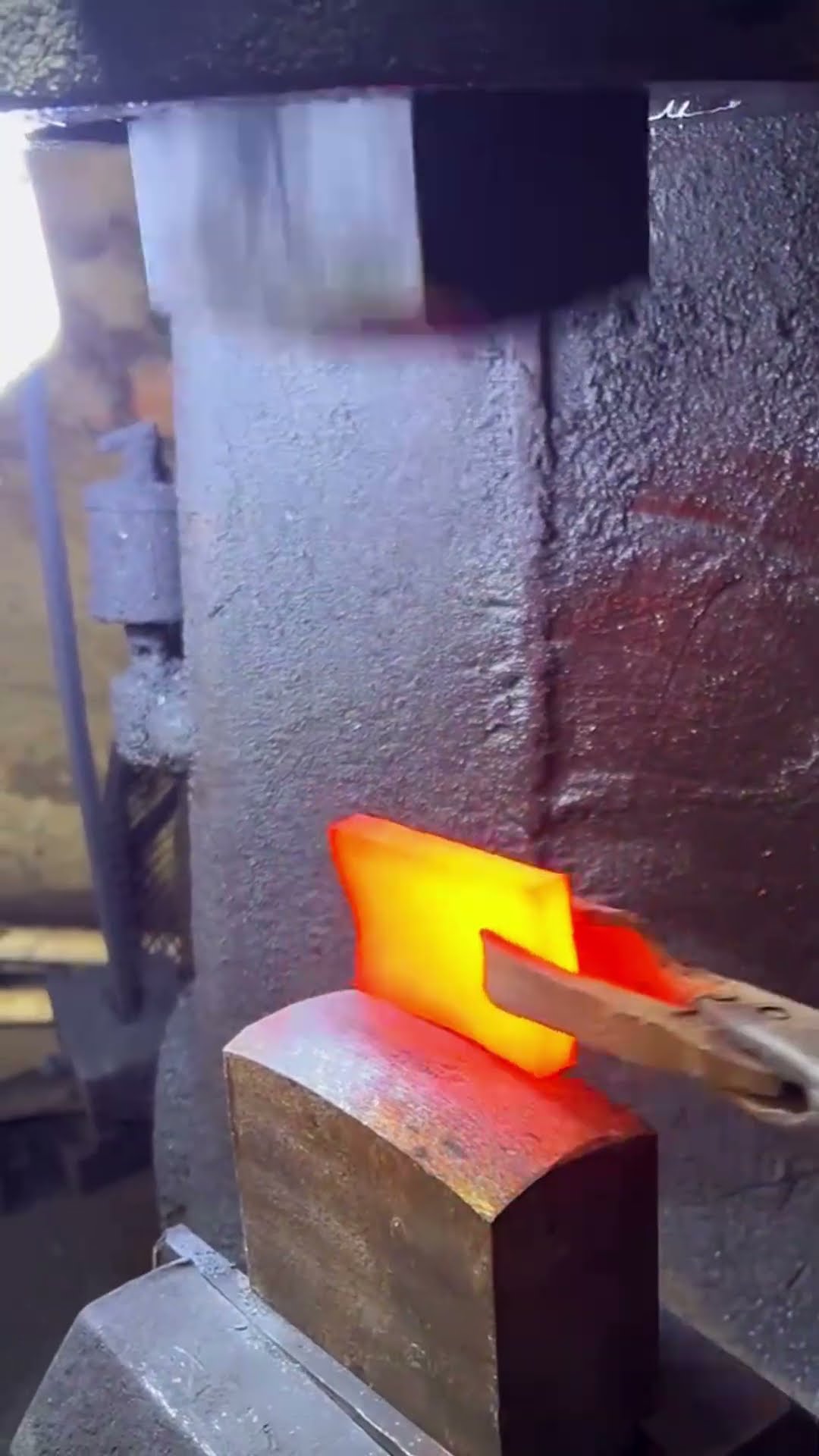 Forge kitchen knives from freighter valve rods- Good tools and machinery make work easy