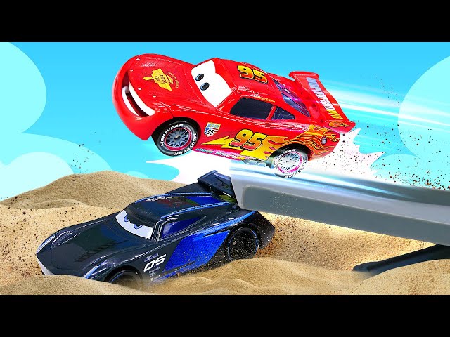 McQueen aprende os sinais de trânsito! História infantil com carros de  corrida para crianças 