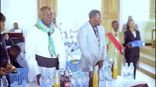 Bishop Josephati Njige Akipokea Zawadi ya Mzazi Maalumu Kwenye Mahafali ya Grace Njige