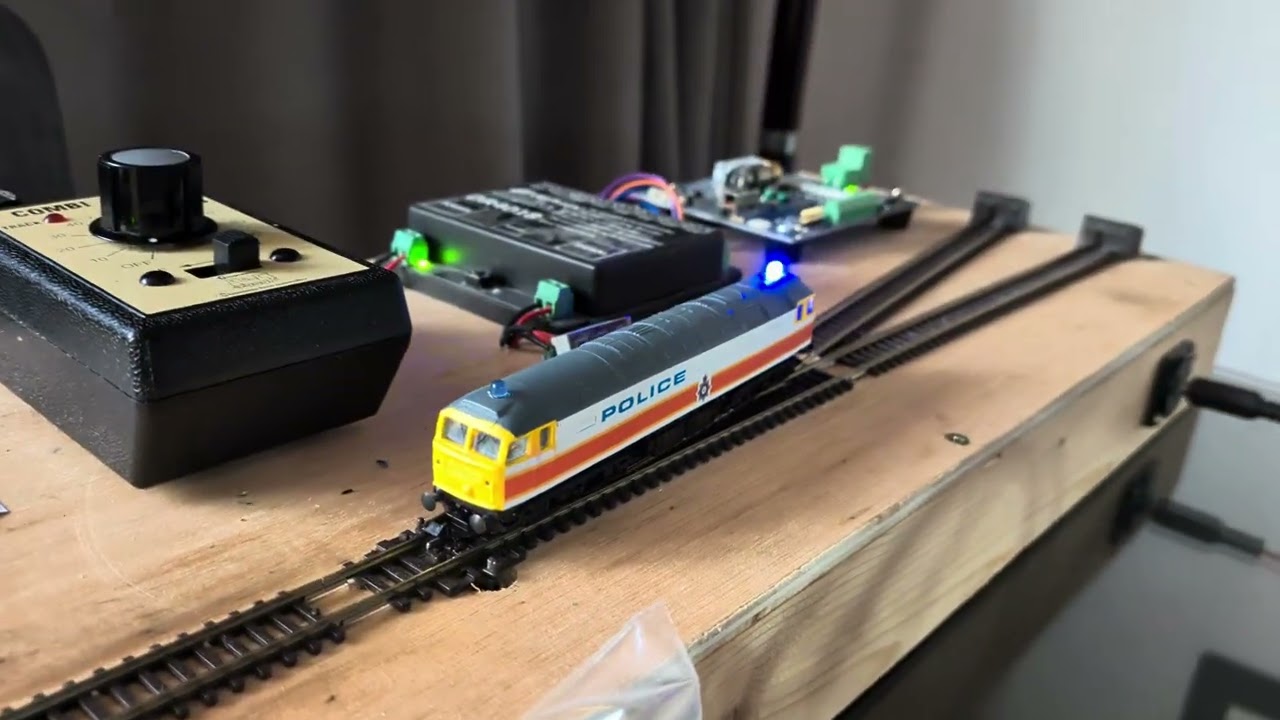 Graham Farish Class 47 Police Train DCC with flashing lights