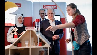 Girls´Day: Bundeskanzler Olaf Scholz mit Schülerinnen am Cornelsen Energiewandelhaus