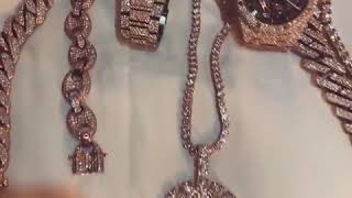 Anuel AA 'SE HACE NUEVO TATUAJE'' /y muestra sus nuevas prendas ⌚