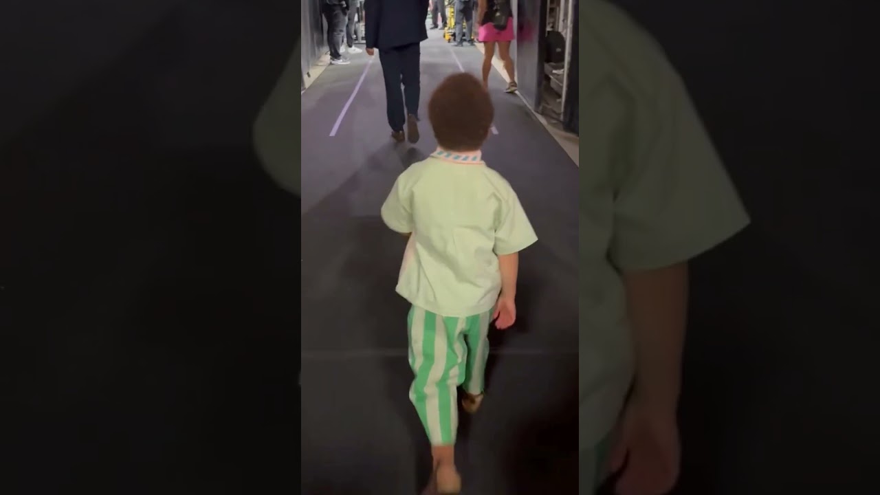 Canon Curry walking into the game to watch his Dad play #stephencurry #warriors #goldenstatewarriors