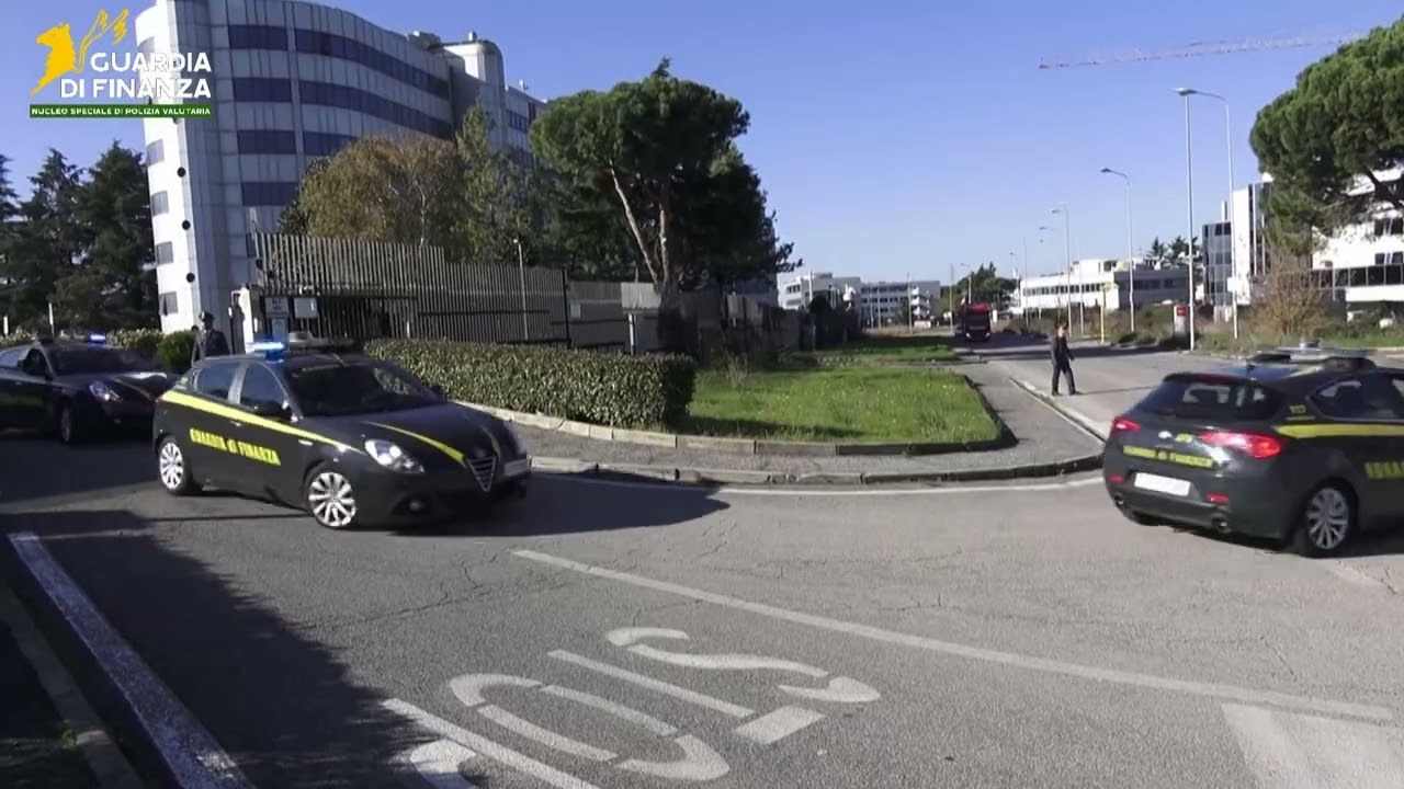 Truffe tramite sms, email e telefono: svuotavano i conti correnti. Maxi operazione di Finanza e Dda