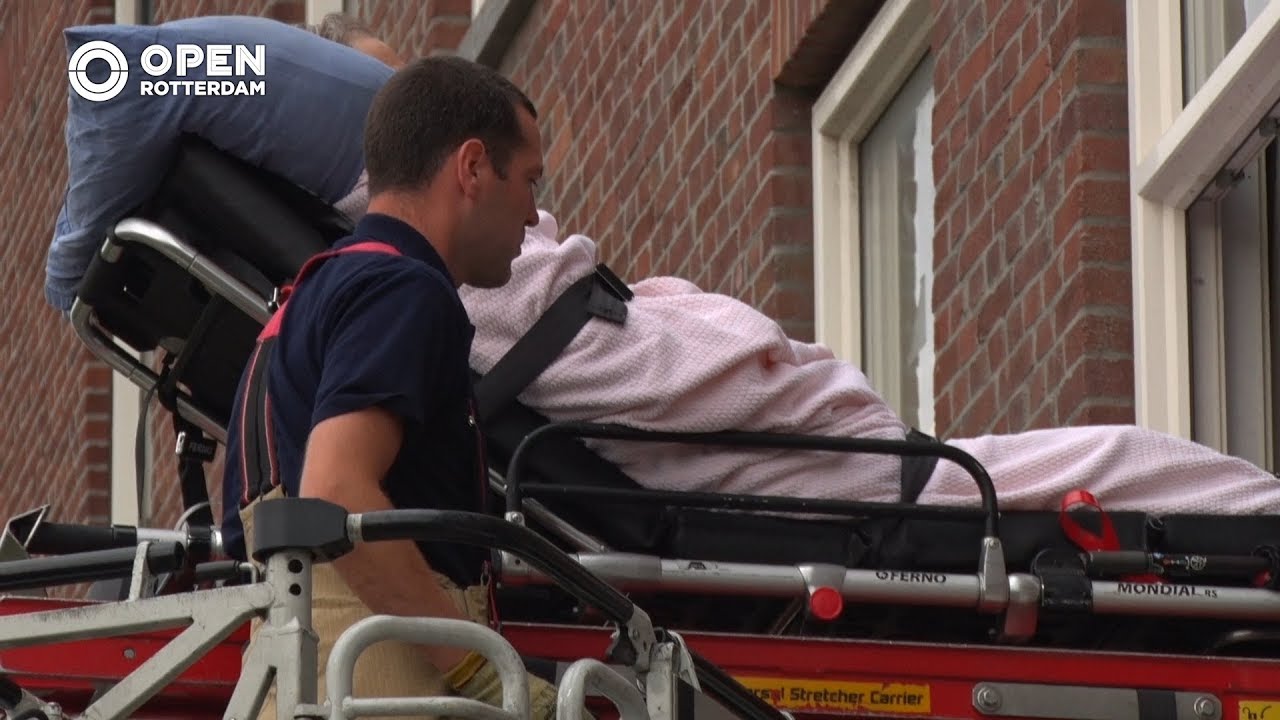 Brandweermannen helpen zieke man uit woning lokale präpositionen übungen