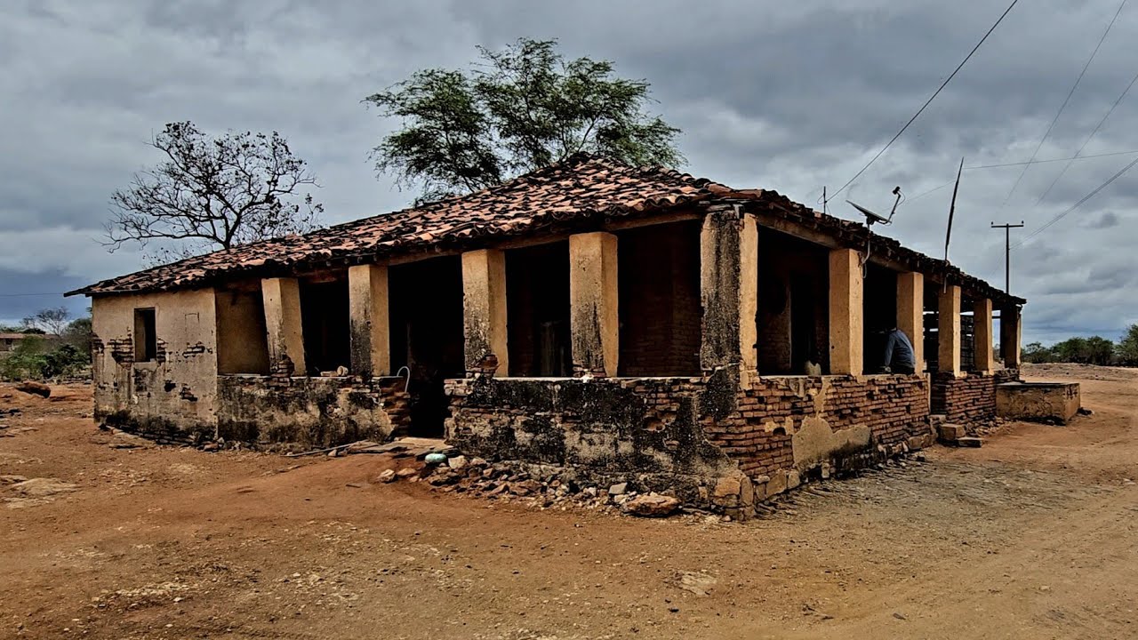 UMA BOTIJA FOI ENCONTRADA NESSE CASARÃO, CENTENARIO JUÁ DE CIMA IRALÇUBA CEARÁ 