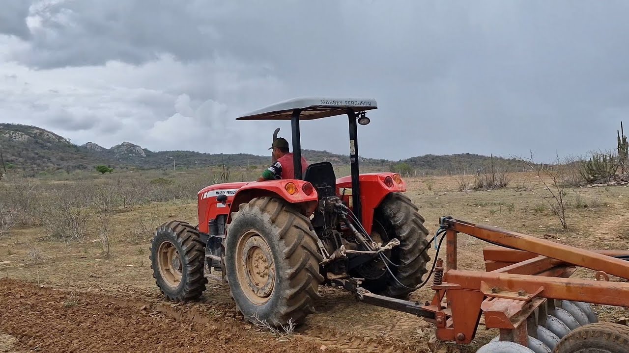 O tratorista Chimbinha veio cortar terra com dois tratores em dia chuvoso no sítio olho dágua 
