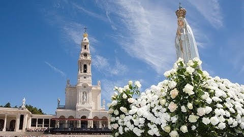 Đức Thánh Cha quỳ gối Cầu Nguyện trước tượng Đức Mẹ Fatima