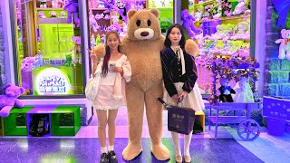 ПРАНК В КИТАЕ, ПУГАЕМ ЛЮДЕЙ В КОСТЮМЕ  Prank in China, scaring people in a cute bear costume