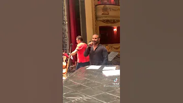 المطرب احمد سعد بينشد اغنية بذكر النبي عليه الصلاة والسلام بصوت رائع 