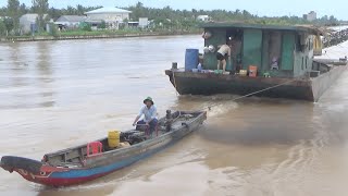 Tàu Kéo Tí Hon Gồng Mình Lôi Sà Lan Chở Xe Cẩu Qua Cống Cực Khó