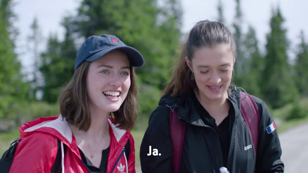 Jostein i Fåvang får besøk fra de franske jentene Marine og Maeva.