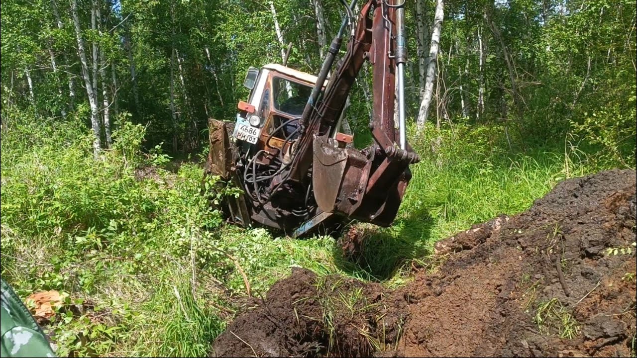 Копаем канаву в болоте,засадили юмз и дт75...