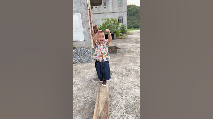 It’s so fun to see the baby crossing the single-plank bridge in various ways!#funny #babyboy #baby