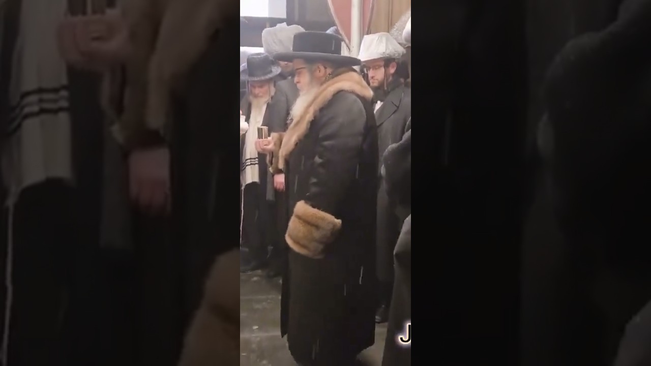 תחת גשם זלעפות. האדמו״ר מסאטמאר בסידור חופה וקידושין בחתונת בן אחד מחסידו