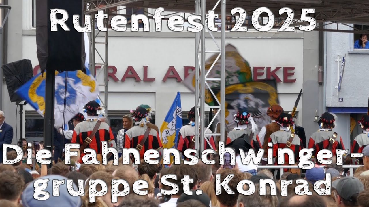 Rutenfest 2025 - Die Fahnenschwingergruppe St. Konrad auf dem Marienplatz in Ravensburg.