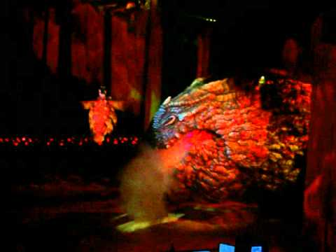 How to Train Your Dragon Live: Vikings attack the Red Death 