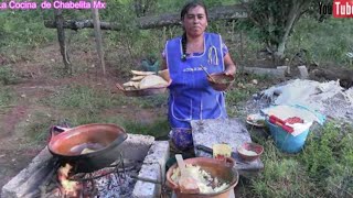 En mi casita del campo preparo unos ricos antojitos mexicanos.