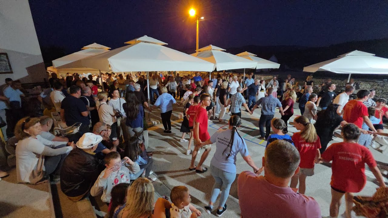 Večer pjesme i narodnog plesa Brestovsko.Narodno kolo poslije manifestacije