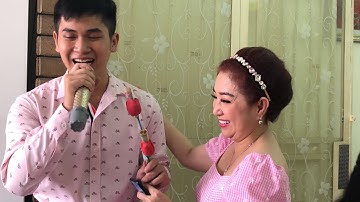 NSƯT Thoại Mỹ xúc động tặng bông khi nghe Lương Vĩ con trai Cố NSƯT Chiêu Hùng ca trong ngày giỗ tổ