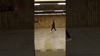 Otevírání a zavírání dveří u Metra 81-71 8.5.2023 #praha #metro #retro #81-71 #short
