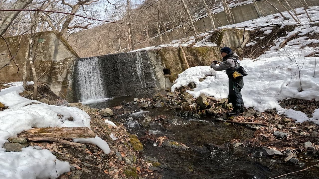 雪残る小河川で尺上イワナが連発するから辞められない【渓流ルアー】