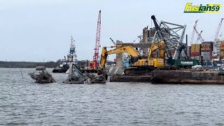 Тяжелая техника расчищает обрушившийся мост Фрэнсиса Скотта Ки в Балтиморе