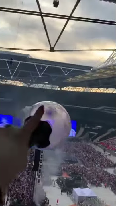 annyeonghaseyo joneun bangtan sonyeondan hwanggeum maknae jeon jungkook imnida at Wembley Stadium