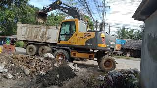 Volvo EW145B Wheel Excavator Loading Digging Soil Howo Sinotruk Dump Truck
