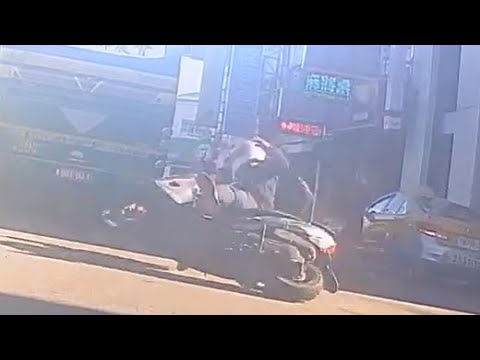 【車禍影片】路中間倒車害人撞上去（您可真狠） （2022.12.16 台中市五權路自立街土地銀行前