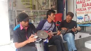 Kang Yadi Cs pengamen Singaparna yang fenomenal |Dian Piesesha - Tak ingin sendiri (cover)