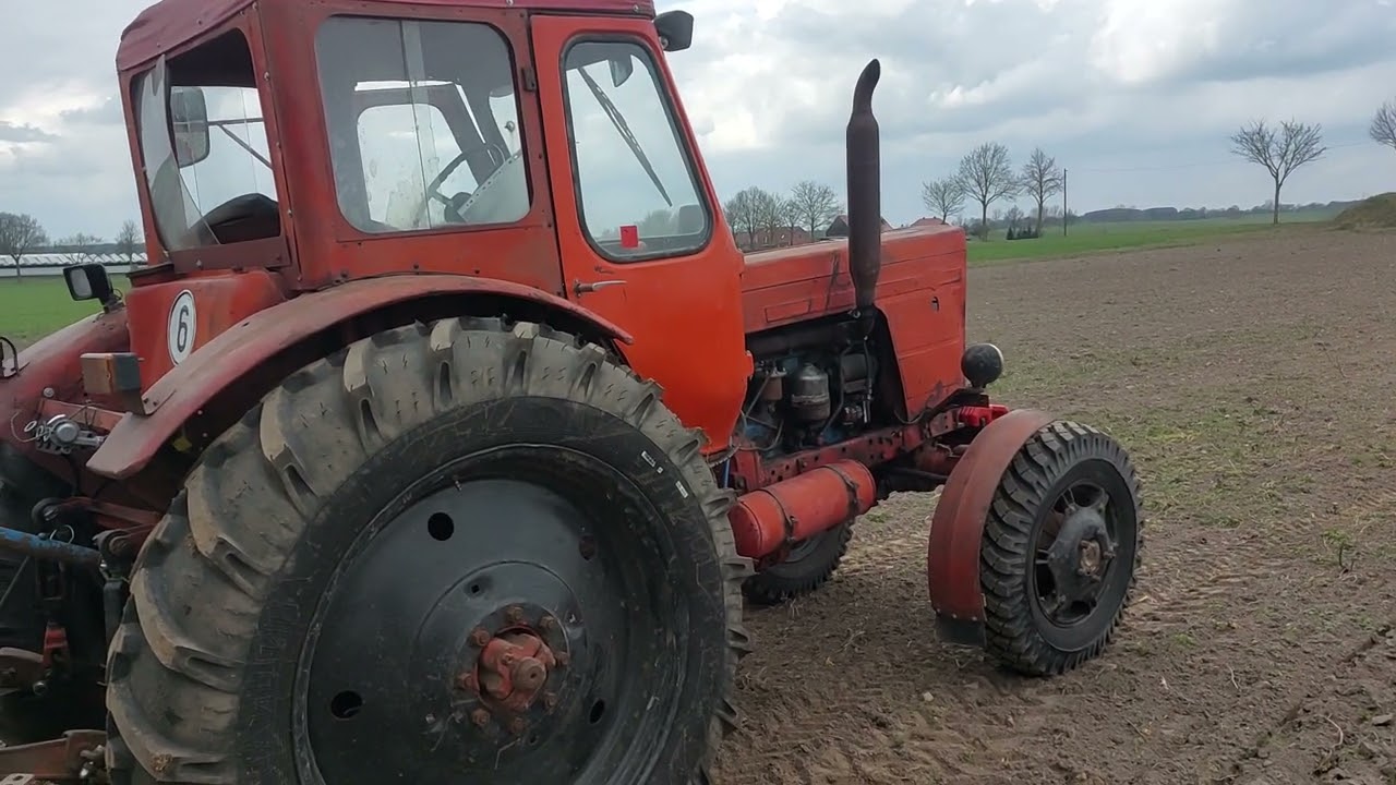 Belarus MTS 52 Bei der Feldarbeit