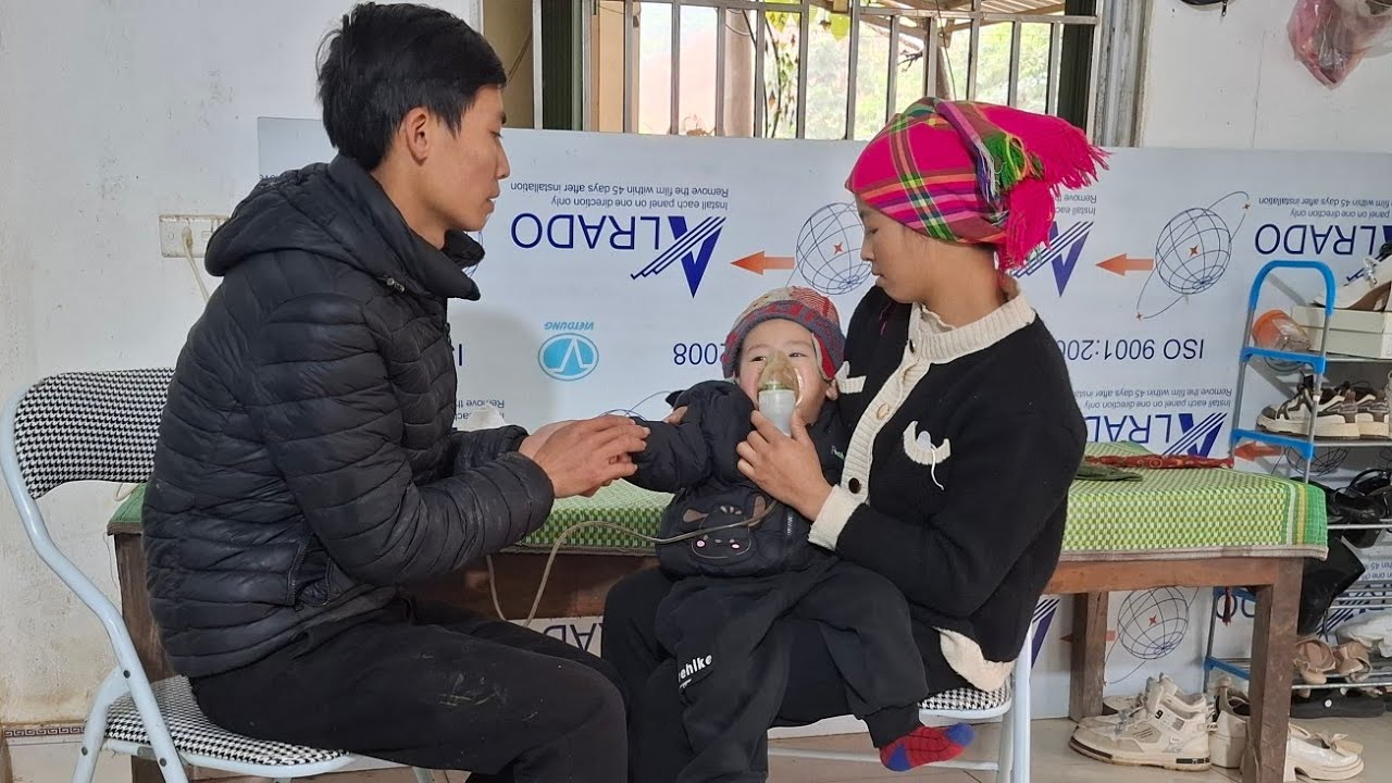 Baby Chuc Giang Son is sick, Quang and Thuyet rush to take him to the hospital for a health check.