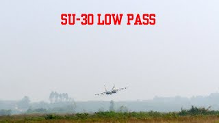 Màn bay Low Pass sát đất của chiến đấu cơ SU-30MK2.