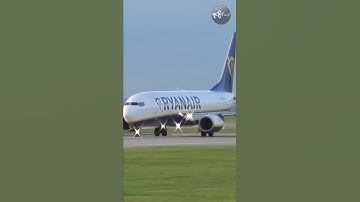 WHY DO BOEING 737 ENGINES HAVE FLAT BOTTOM? #shorts