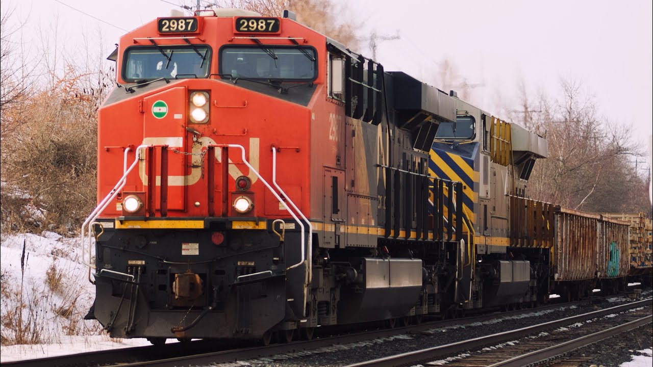 CN M384 (East) powers through Oak Park Rd. Brantford Ontario