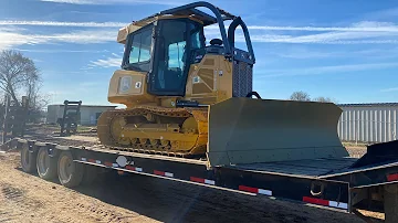 Kolik váží traktor John Deere 450k?